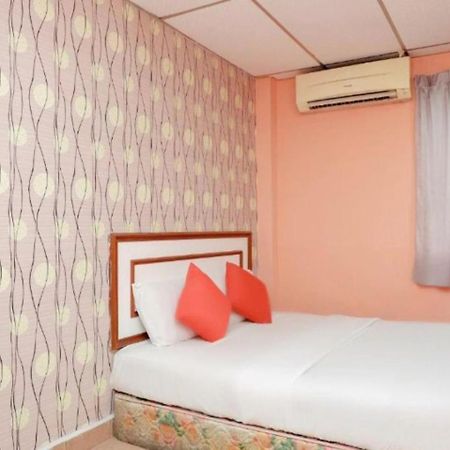 Hotel Tiara Chukai Bagian luar foto