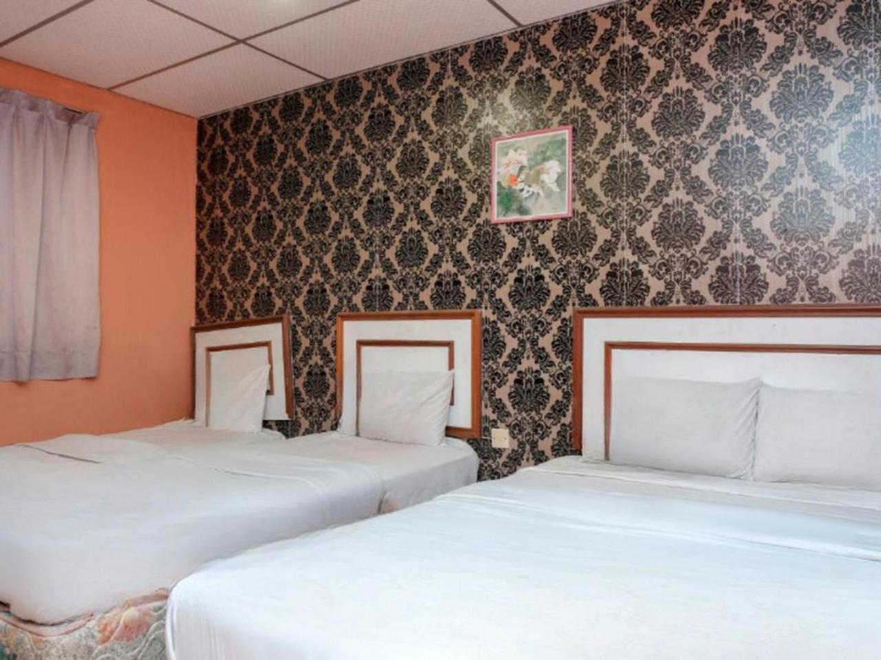 Hotel Tiara Chukai Bagian luar foto