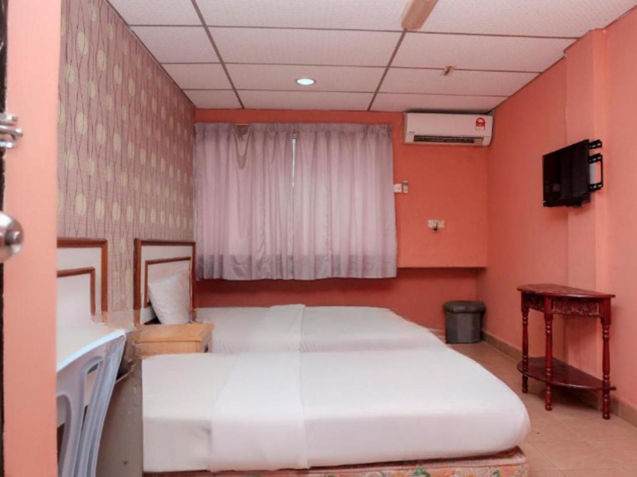 Hotel Tiara Chukai Bagian luar foto