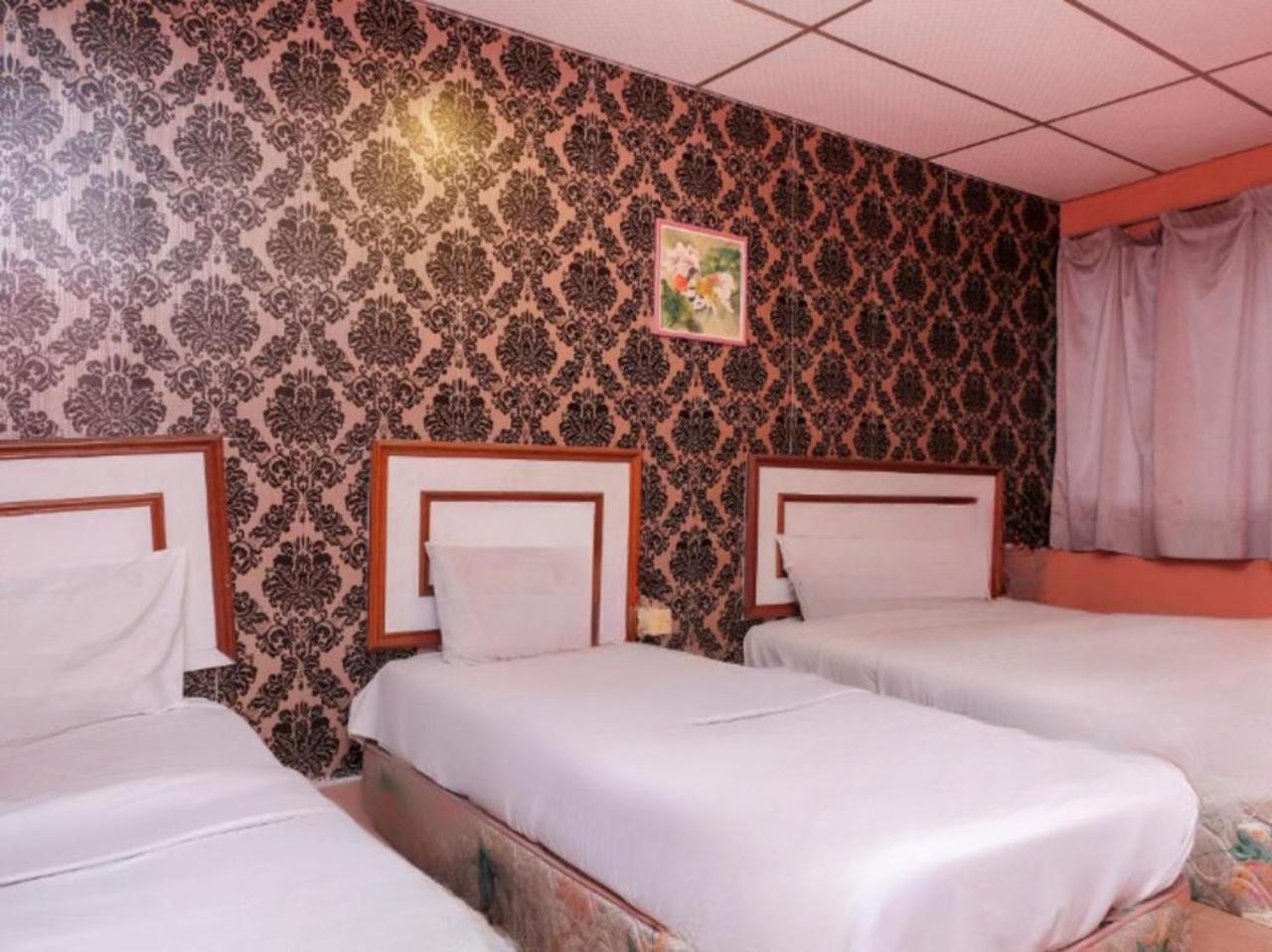 Hotel Tiara Chukai Bagian luar foto