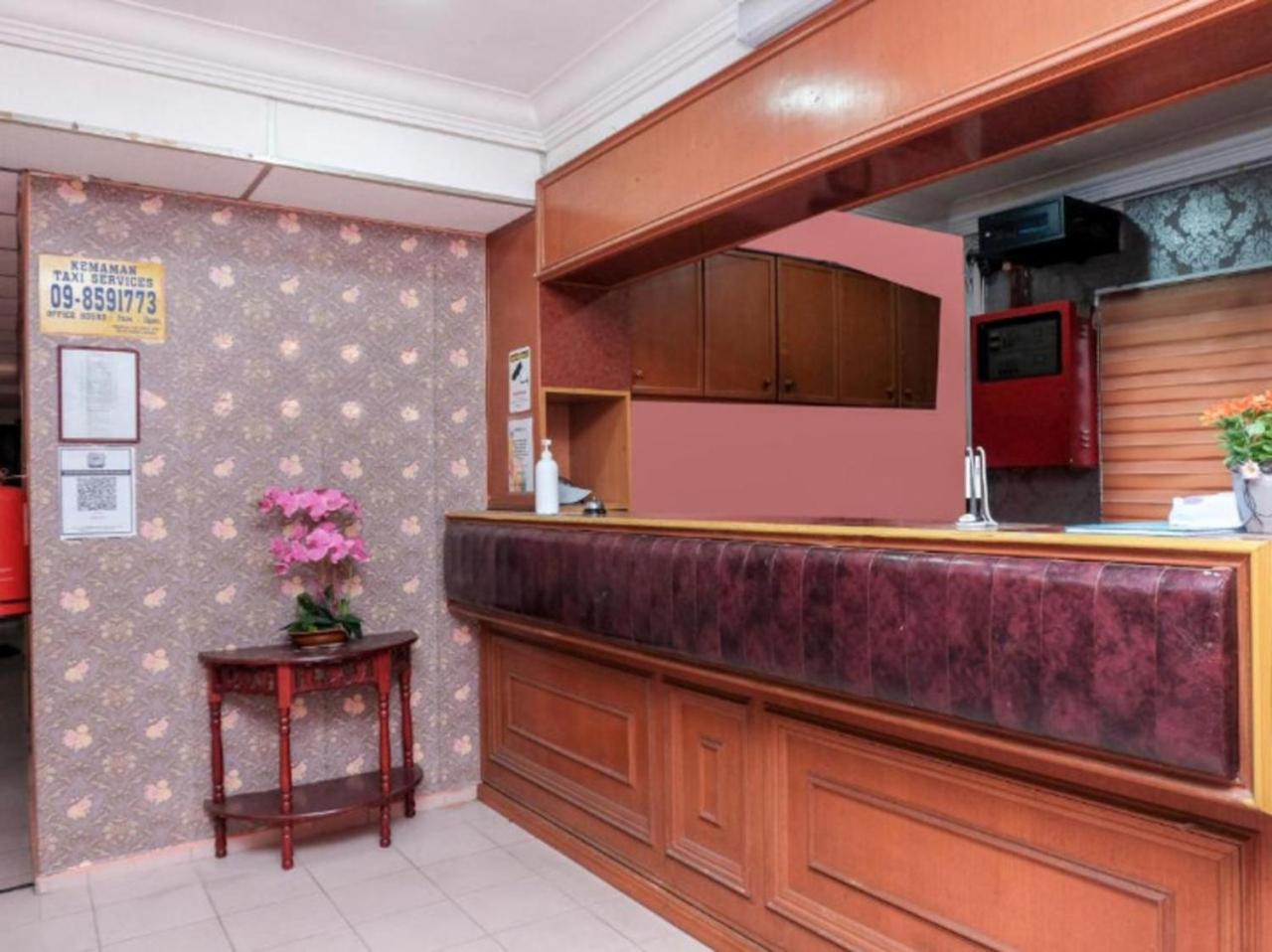 Hotel Tiara Chukai Bagian luar foto