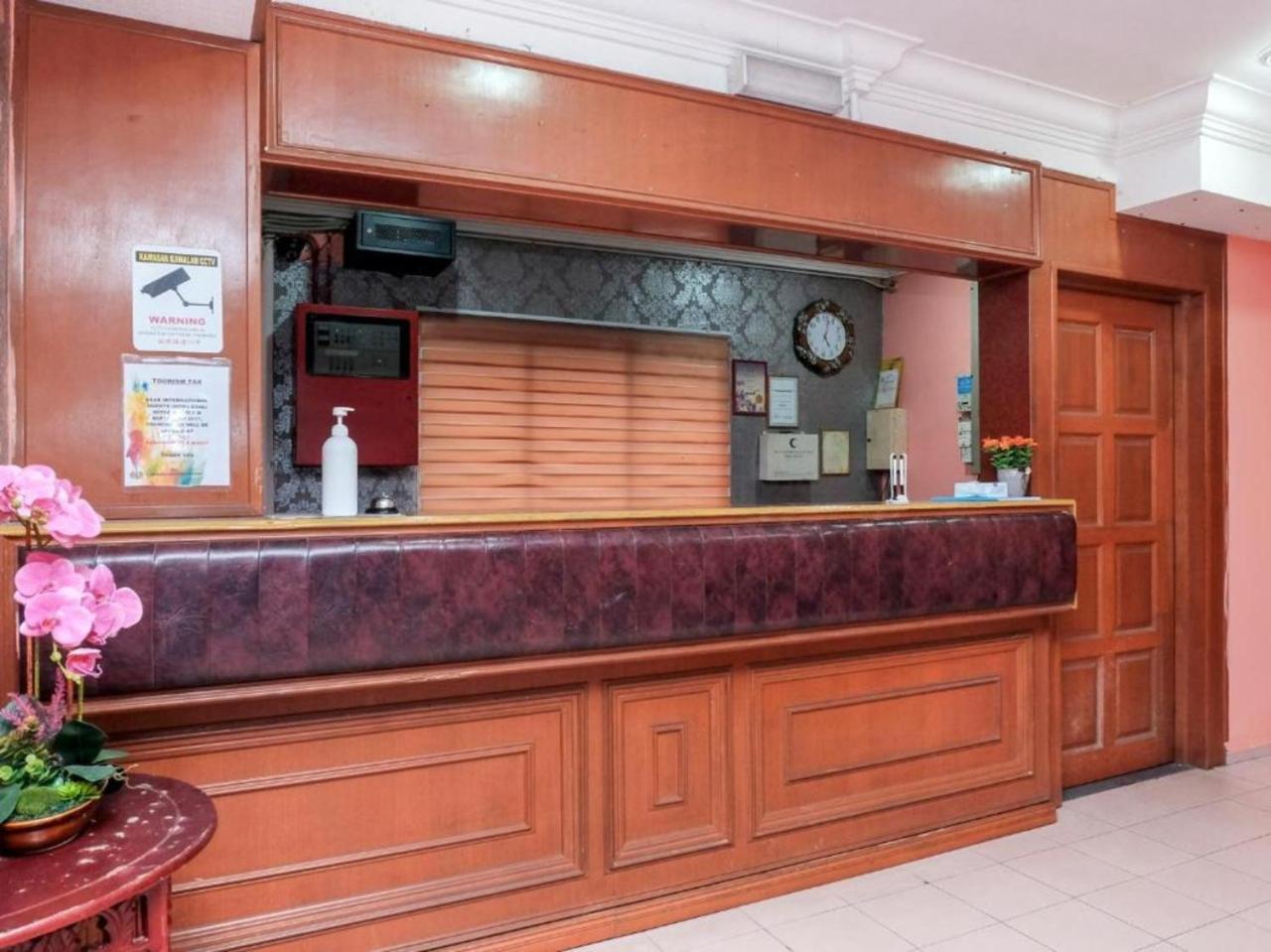 Hotel Tiara Chukai Bagian luar foto