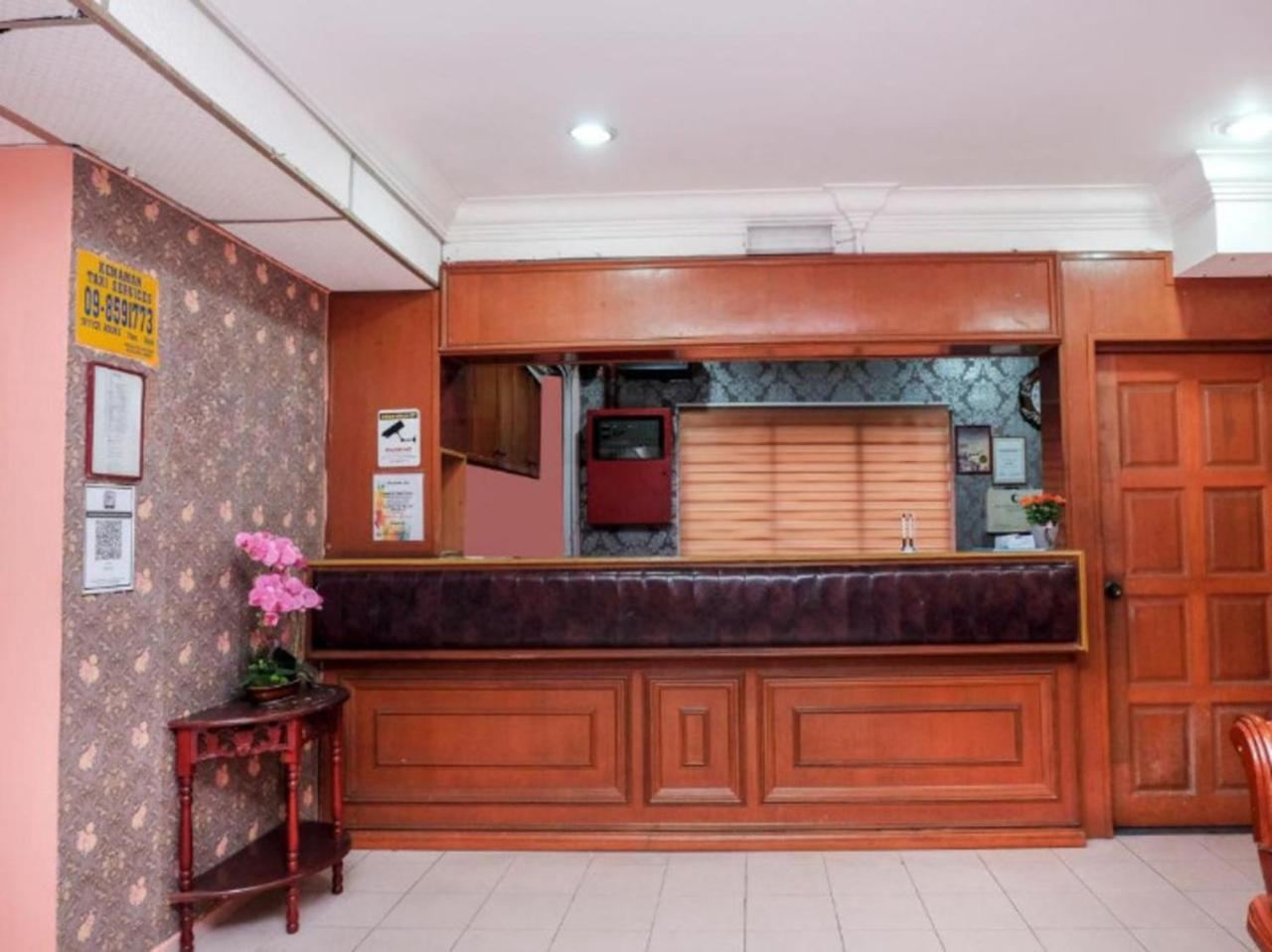 Hotel Tiara Chukai Bagian luar foto