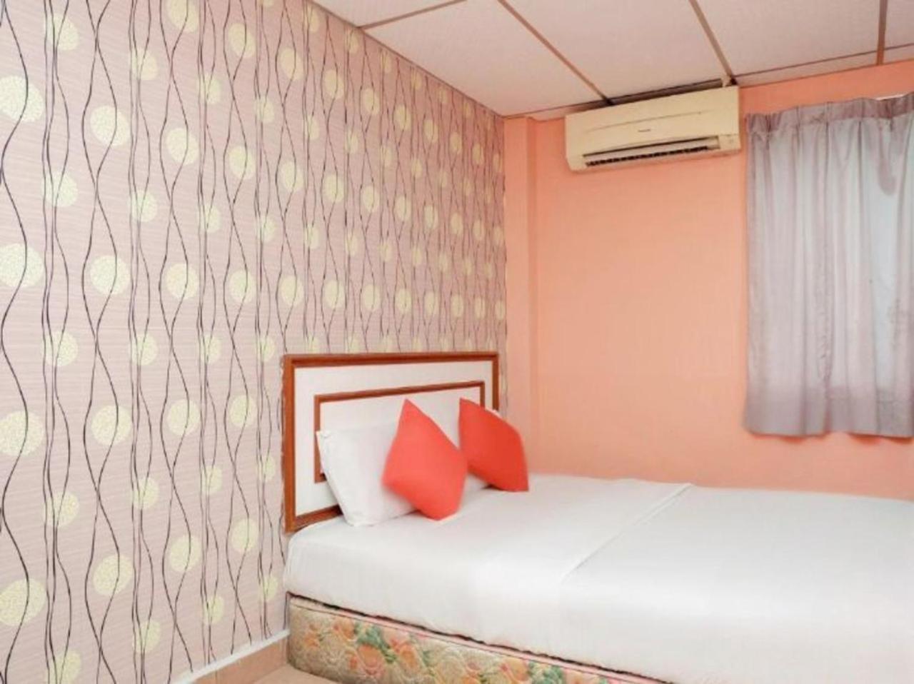 Hotel Tiara Chukai Bagian luar foto