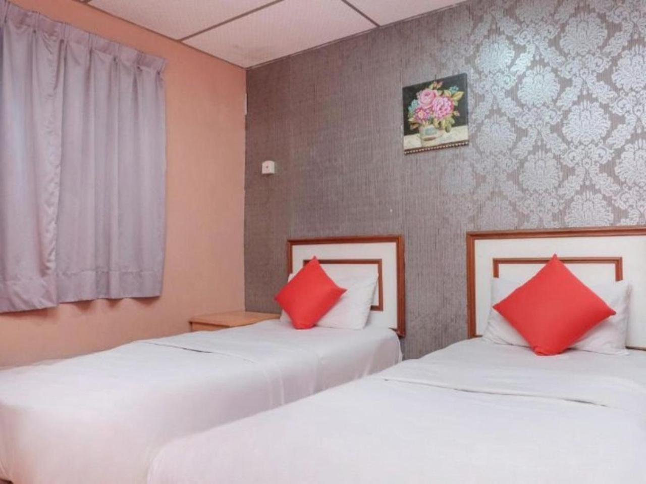 Hotel Tiara Chukai Bagian luar foto